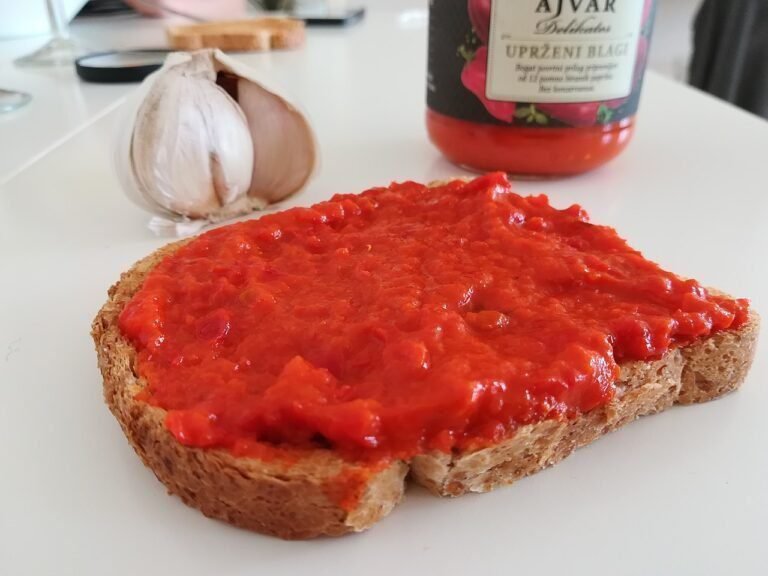 Trip Serbia - Gastronomija: Ajvar na hlebu